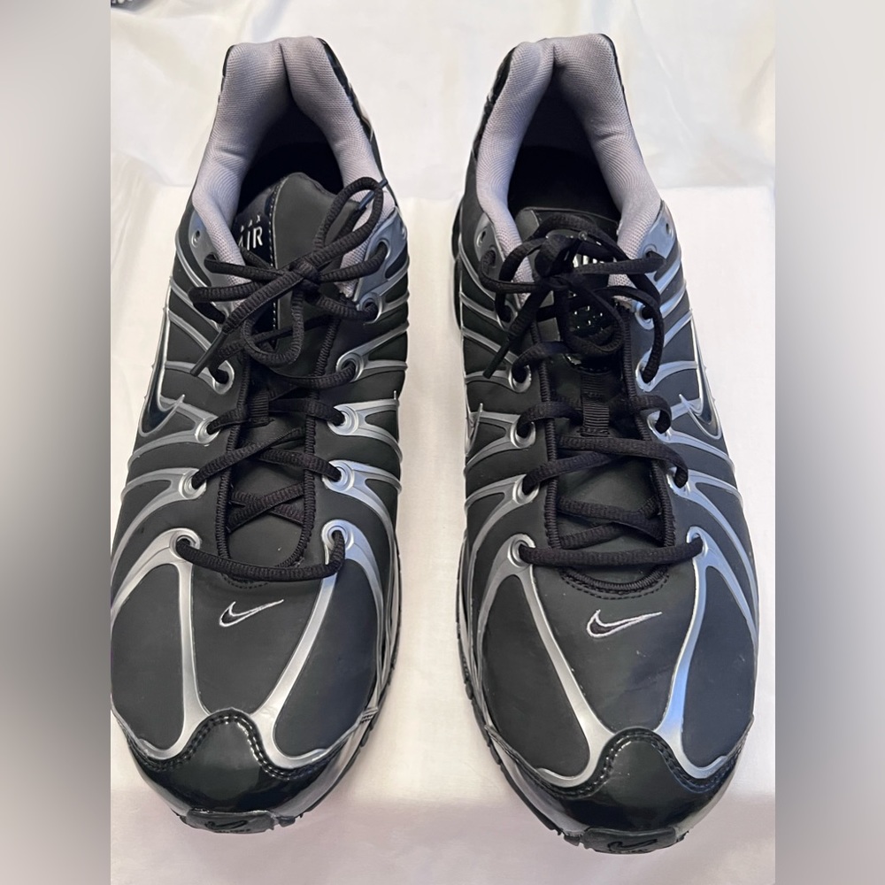 Nike Max Air black color.